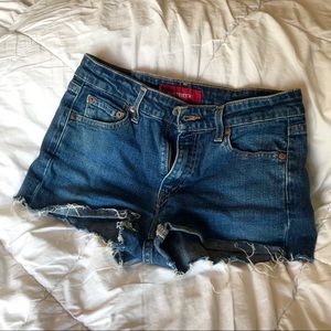 Distressed Levi’s cutoff jean shorts